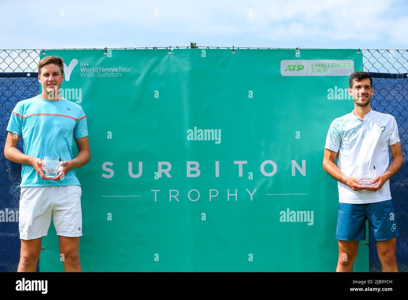 4th juin 2022 ; Surbiton raquette & amp ; Fitness Club, Surbiton, Londres, Angleterre : Tournoi de tennis Surbiton Trophy, Mens double la finale ; Henry Patten (GBR) et Julian Cash (GBR) avec leurs trophées de double gagnant hommes. Banque D'Images