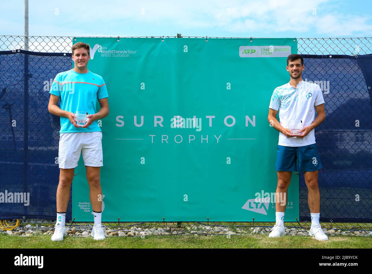 4th juin 2022 ; Surbiton raquette & amp ; Fitness Club, Surbiton, Londres, Angleterre : Tournoi de tennis Surbiton Trophy, Mens double la finale ; Henry Patten (GBR) et Julian Cash (GBR) avec leurs trophées de double gagnant hommes. Banque D'Images