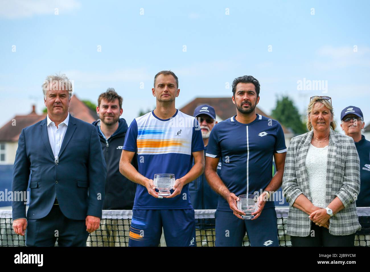 4th juin 2022 ; Surbiton raquette & amp ; Fitness Club, Surbiton, Londres, Angleterre : Tournoi de tennis Surbiton Trophy, Mens double finale; Aleksandr Nedovyesov (KAZ) et AISAM-ul-Haq Qureshi (PAK) avec leurs trophées de deuxième et deuxième joueurs masculins. Banque D'Images