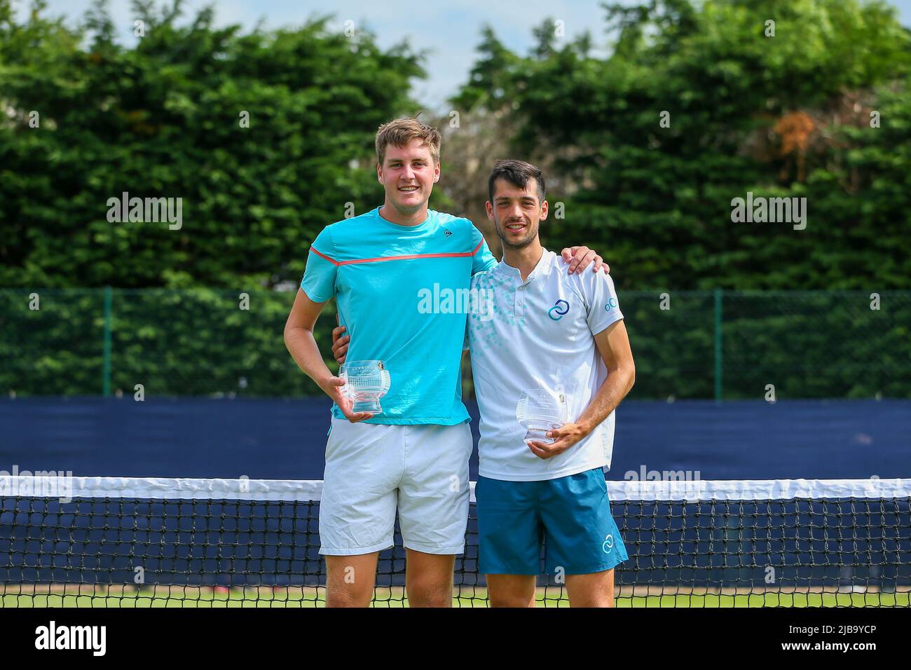 4th juin 2022 ; Surbiton raquette & amp ; Fitness Club, Surbiton, Londres, Angleterre : Tournoi de tennis Surbiton Trophy, Mens double la finale ; Henry Patten (GBR) et Julian Cash (GBR) avec leurs trophées de double gagnant hommes. Banque D'Images
