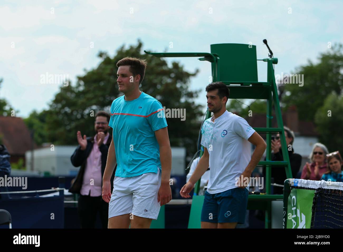 4th juin 2022 ; Surbiton raquette & amp ; Fitness Club, Surbiton, Londres, Angleterre: Tournoi de tennis Surbiton Trophy, hommes double la finale; Henry Patten (GBR) et Julian Cash (GBR) va jusqu'à recevoir leurs trophées de double hommes. Banque D'Images