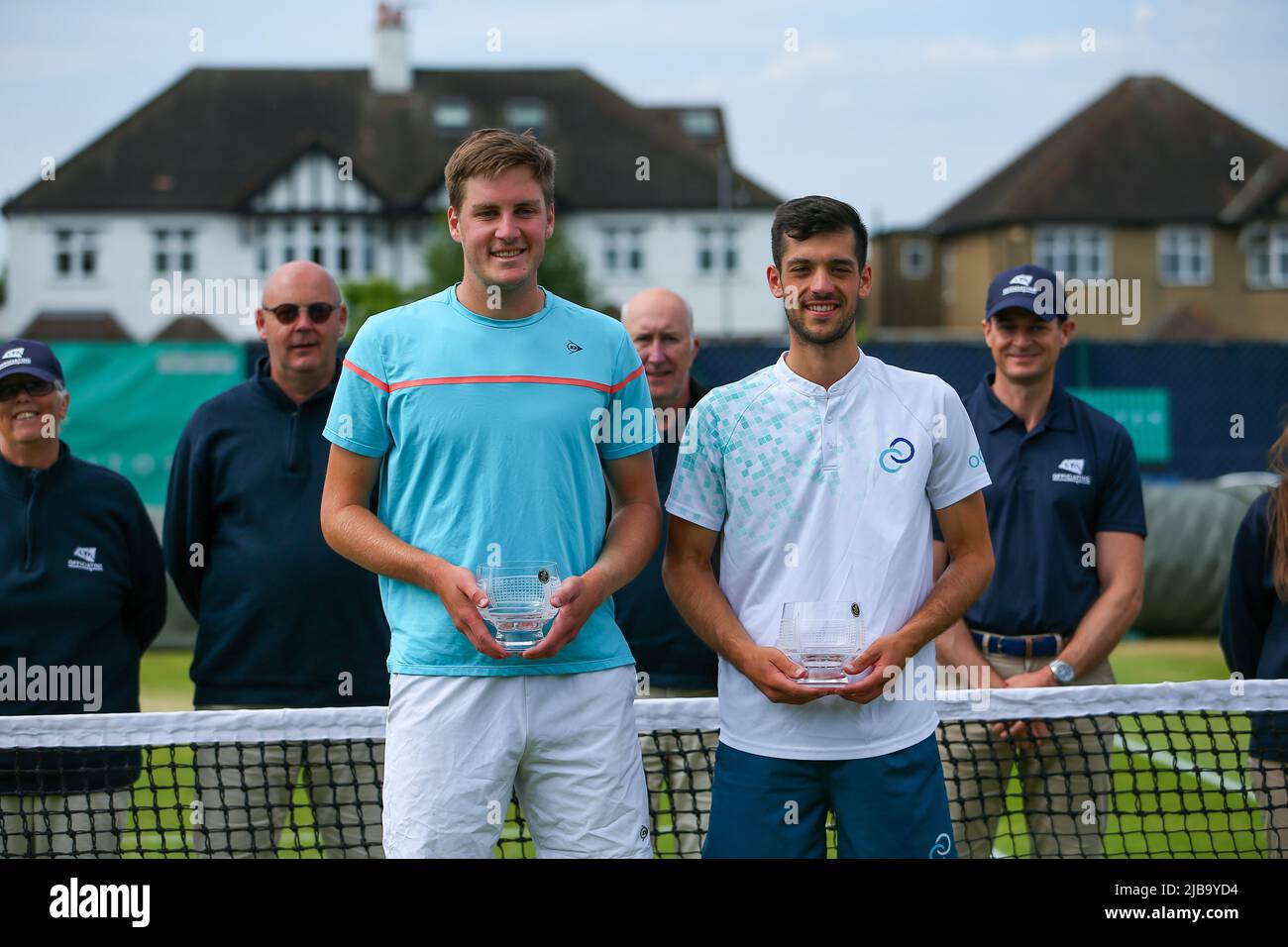 4th juin 2022 ; Surbiton raquette & amp ; Fitness Club, Surbiton, Londres, Angleterre : Tournoi de tennis Surbiton Trophy, Mens double la finale ; Henry Patten (GBR) et Julian Cash (GBR) avec leurs trophées de double gagnant hommes. Banque D'Images