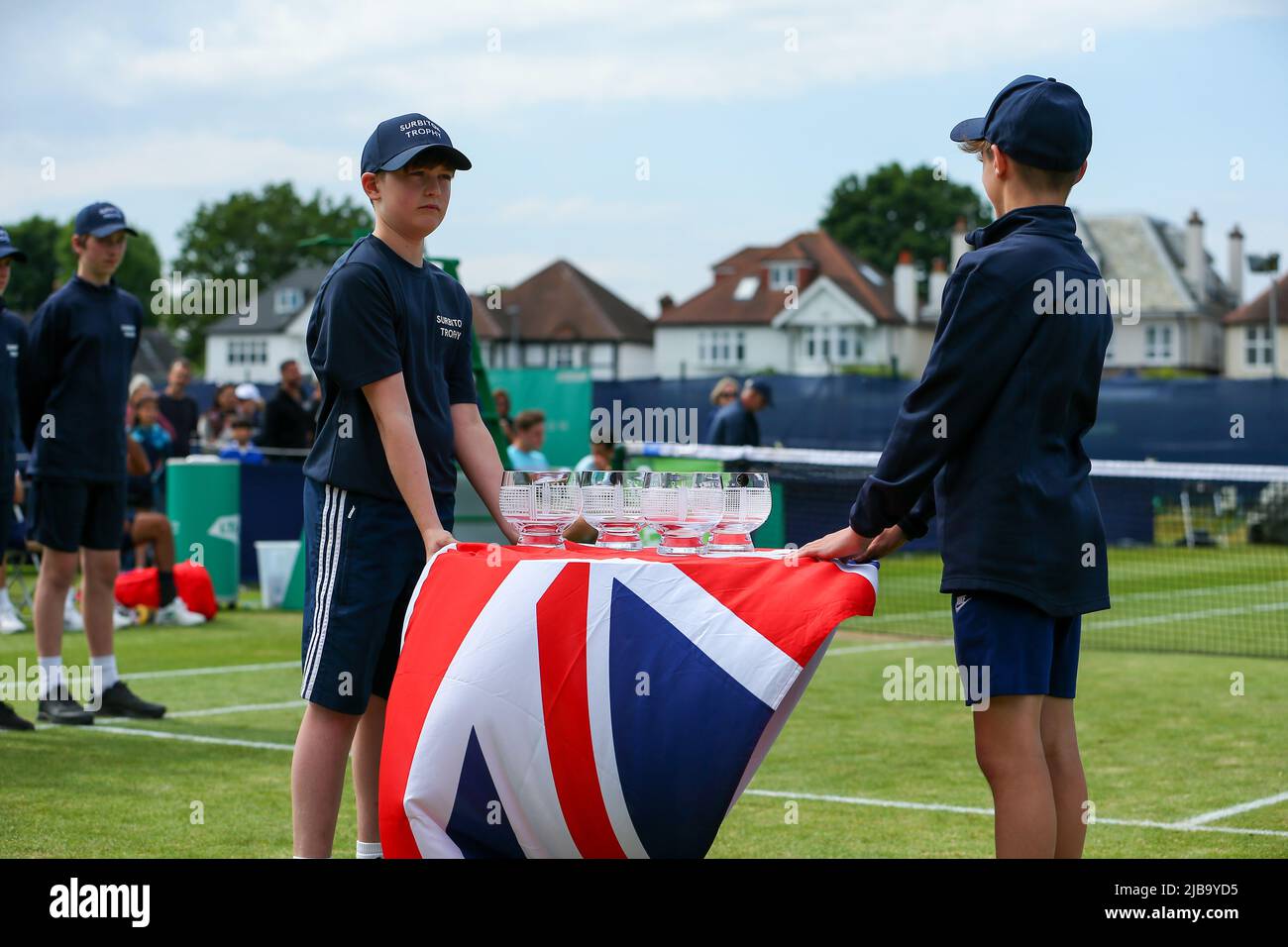 4th juin 2022 ; Surbiton raquette & amp ; Fitness Club, Surbiton, Londres, Angleterre: Tournoi de tennis Surbiton Trophy, hommes double la finale; l'Union Jack est exposé pour les gagnants de doubles hommes et la présentation de trophée des coureurs Banque D'Images