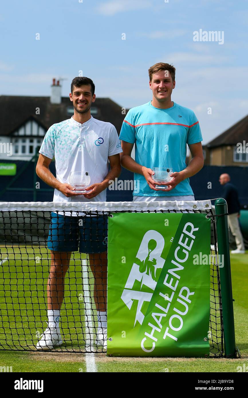 4th juin 2022 ; Surbiton raquette & amp ; Fitness Club, Surbiton, Londres, Angleterre : Tournoi de tennis Surbiton Trophy, Mens double la finale ; Julian Cash (GBR) et Henry Patten (GBR) avec leurs trophées de double gagnant hommes. Banque D'Images