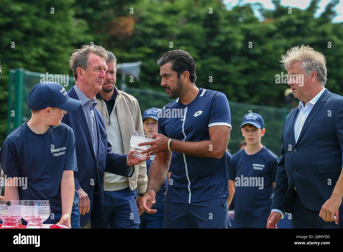 4th juin 2022 ; Surbiton raquette & amp ; Fitness Club, Surbiton, Londres, Angleterre: Tournoi de tennis Surbiton Trophy, Mens double finale; AISAM-ul-Haq Qureshi (PAK) recevant son trophée de coureurs-up. Banque D'Images