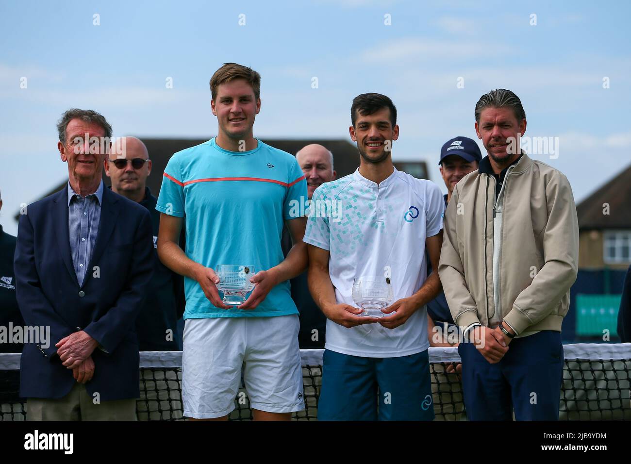 4th juin 2022 ; Surbiton raquette & amp ; Fitness Club, Surbiton, Londres, Angleterre : Tournoi de tennis Surbiton Trophy, Mens double la finale ; Henry Patten (GBR) et Julian Cash (GBR) avec leurs trophées de double gagnant hommes. Banque D'Images