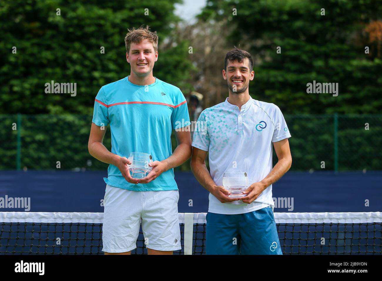 4th juin 2022 ; Surbiton raquette & amp ; Fitness Club, Surbiton, Londres, Angleterre : Tournoi de tennis Surbiton Trophy, Mens double la finale ; Henry Patten (GBR) et Julian Cash (GBR) avec leurs trophées de double gagnant hommes. Banque D'Images