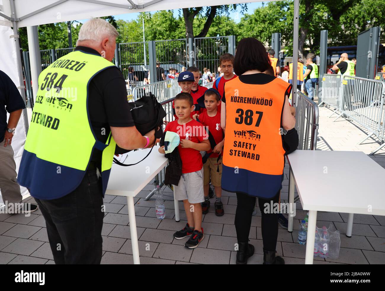 Budapest, Hongrie, 4th juin 2022. Des enfants hongrois arrivent pour assister au match, malgré l'ordre de l'UEFA de fermer le stade en raison d'abus racistes de la part des fans lors de l'Euro 2020. Les enfants seront présents pour le match en raison d'une faille dans les règles de l'UEFA, qui stipulent que « les enfants de moins de 14 ans issus d'écoles et/ou d'académies de football peuvent être invités gratuitement au match pendant le match de la Ligue des Nations de l'UEFA à l'arène de Puskas, Budapest. Le crédit photo devrait se lire: David Klein / Sportimage crédit: Sportimage / Alay Live News Banque D'Images