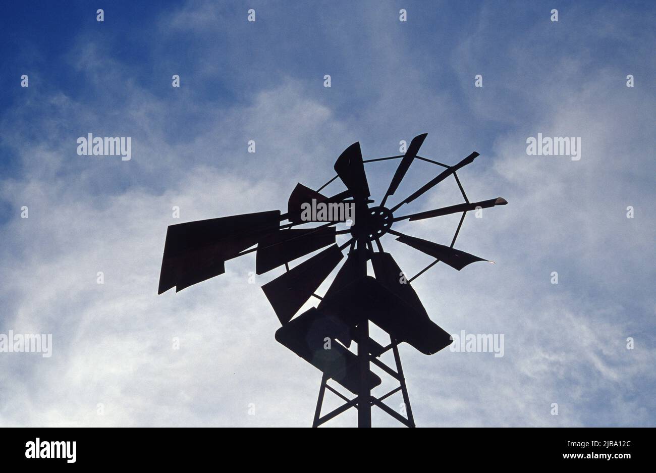 Ancienne éolienne pour élever l'eau en Provence Banque D'Images