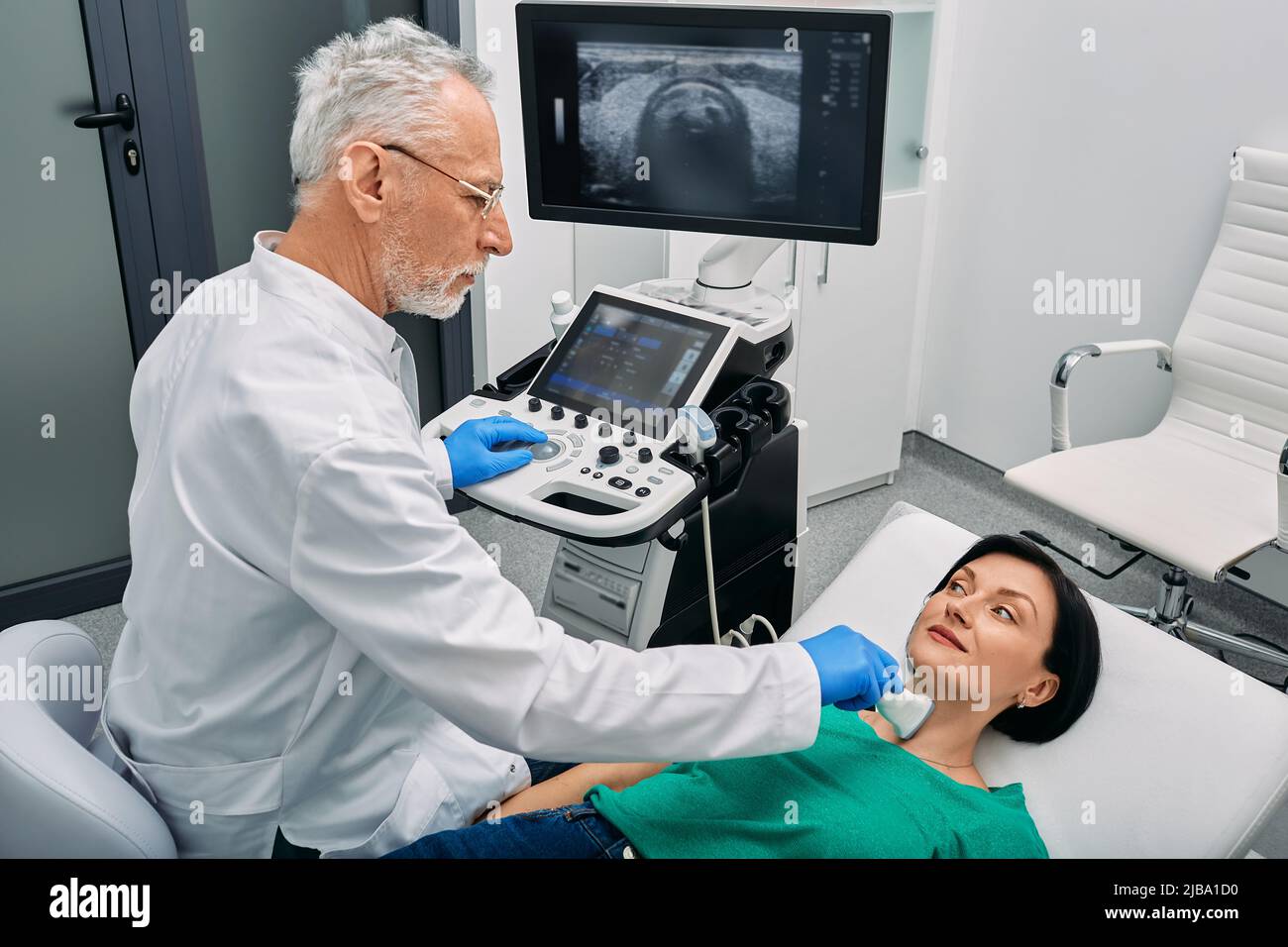 Diagnostic échographique du système endocrinien et de la thyroïde humaine. La patiente reçoit un diagnostic thyroïdien avec un endocrinologue Banque D'Images