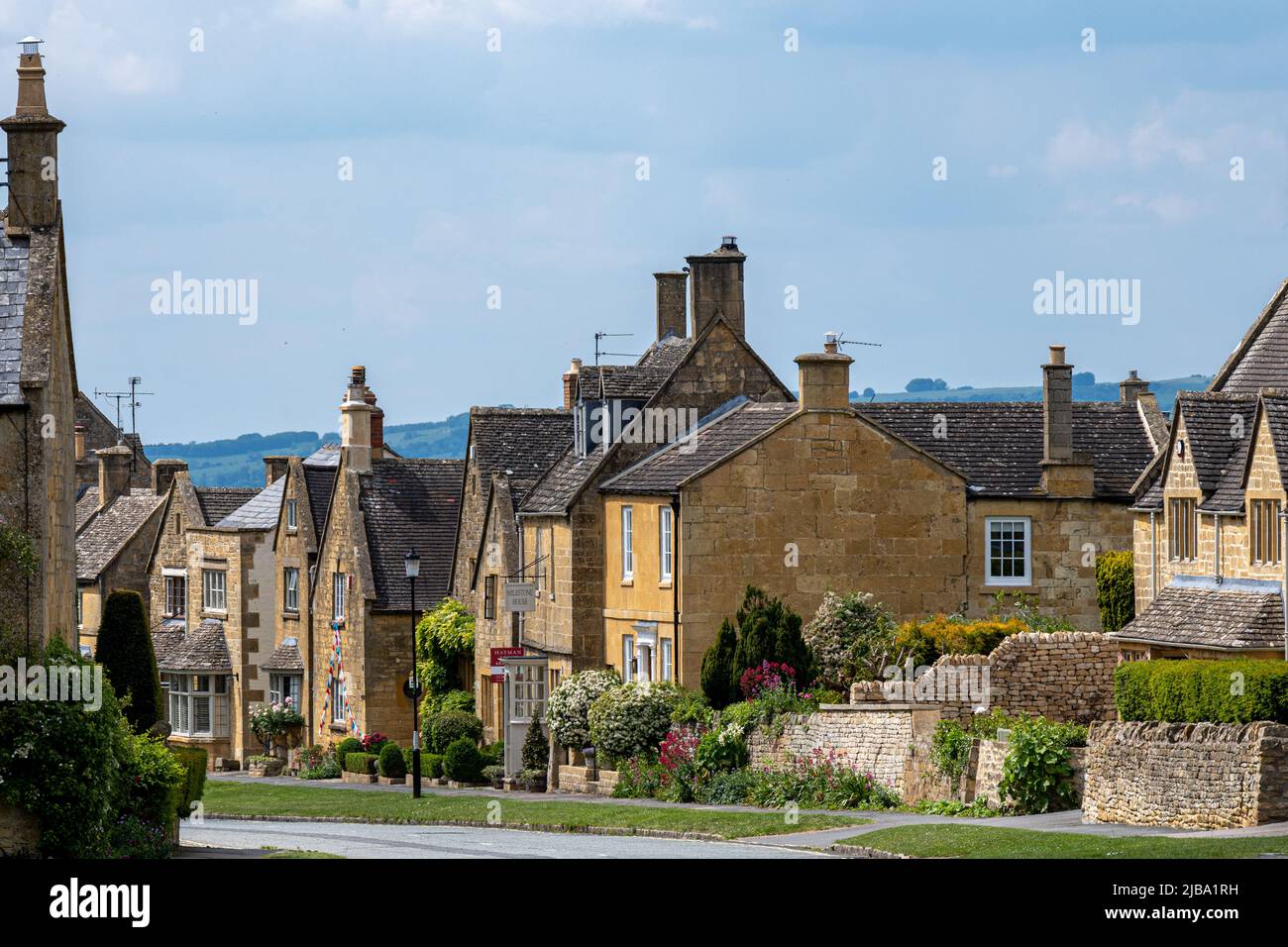 Bâtiments traditionnels sur le village High Street, Broadway, Worcestershire, Angleterre Banque D'Images