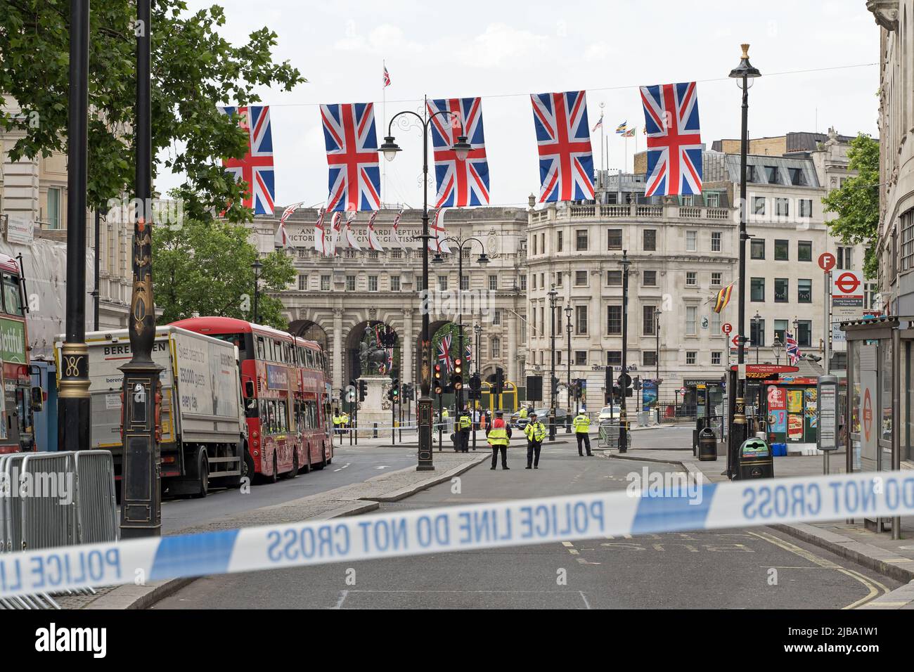 La police s'occupe d'un colis suspect à Trafalgar Square et doit quitter la zone pour effectuer une explosion contrôlée. Londres - 4th juin 2022 Banque D'Images