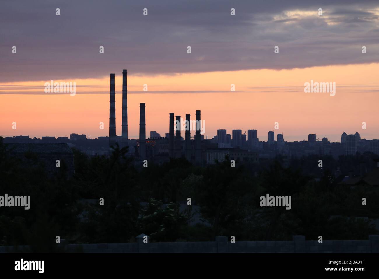 horizon avec ciel brûlant dans la ville industrielle Banque D'Images