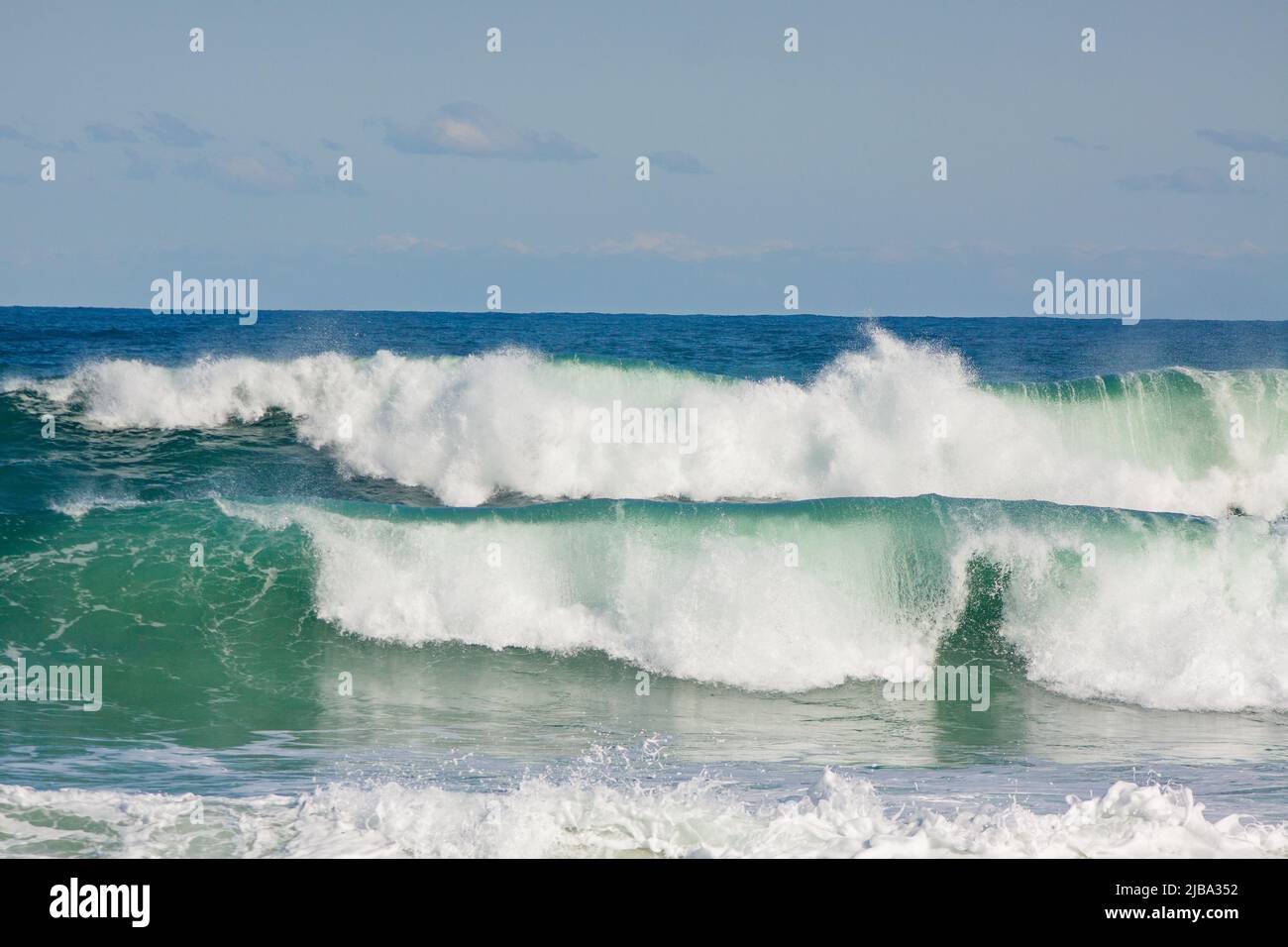 Vagues s'écrasant sur la plage de leblon à rio de Janeiro, au Brésil. Banque D'Images