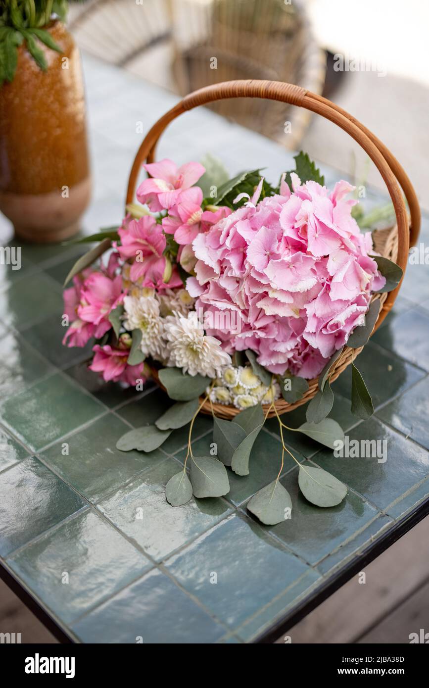 Composition de la fleur d'hortensia dans le panier Banque D'Images