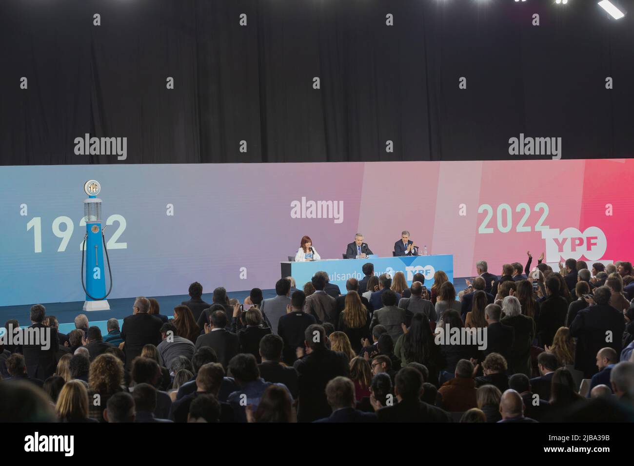 Le président de la nation Alberto Fernández et la vice-présidente Cristina Fernández à l'événement pour le 100th anniversaire de la compagnie d'énergie de l'État champs pétrolifères fiscaux (YPF dans son acronyme espagnol) à Buenos Aires, Argentine, on 3 juin 2022. (Photo par Esteban Osorio/Pacific Press/Sipa USA) crédit: SIPA USA/Alay Live News Banque D'Images