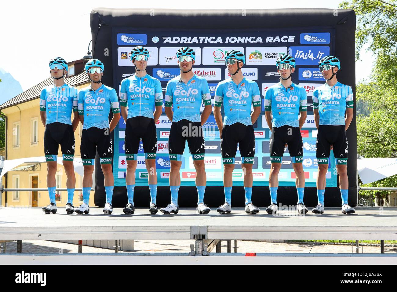 Monfalcone, Monfalcone, Italie, 04 juin 2022, Lorenzo Fortunato, Simone Bevilacqua, Marton Dina, Alessandro Fancellu, Giovanni Lonardi, Alex Martin Gutierrez, Diego pablo Sevilla Lopez EOLO-KOMETA ÉQUIPE CYCLISTE pendant Adriatica Ionica Race -Tappa 1 Tarvisio/Monfalcone - Street Cyclisme Banque D'Images