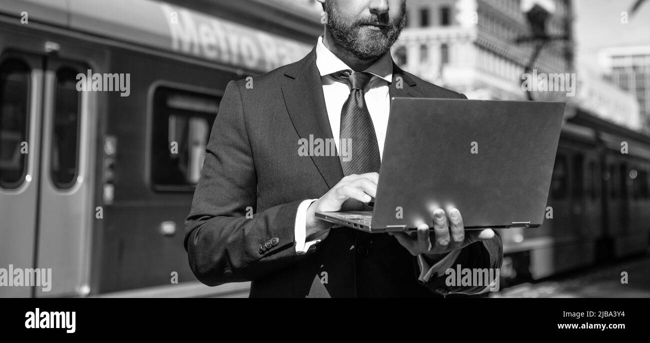 petit homme d'affaires utilisant un ordinateur portable pour bloguer dehors, affaires Banque D'Images