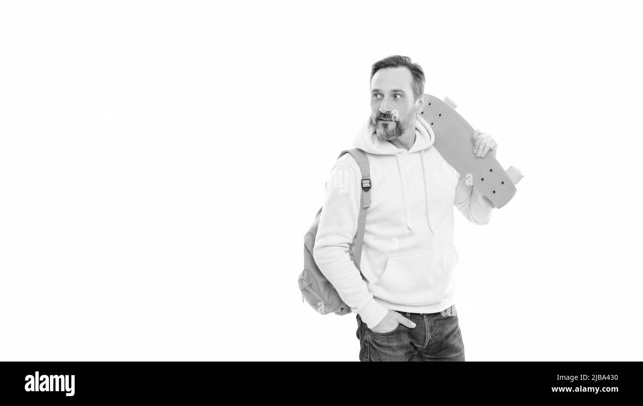boxer homme avec barbe en sweat à capuche avec sac à dos et panneau de sou isolé sur l'espace de copie blanc, loisirs. Banque D'Images