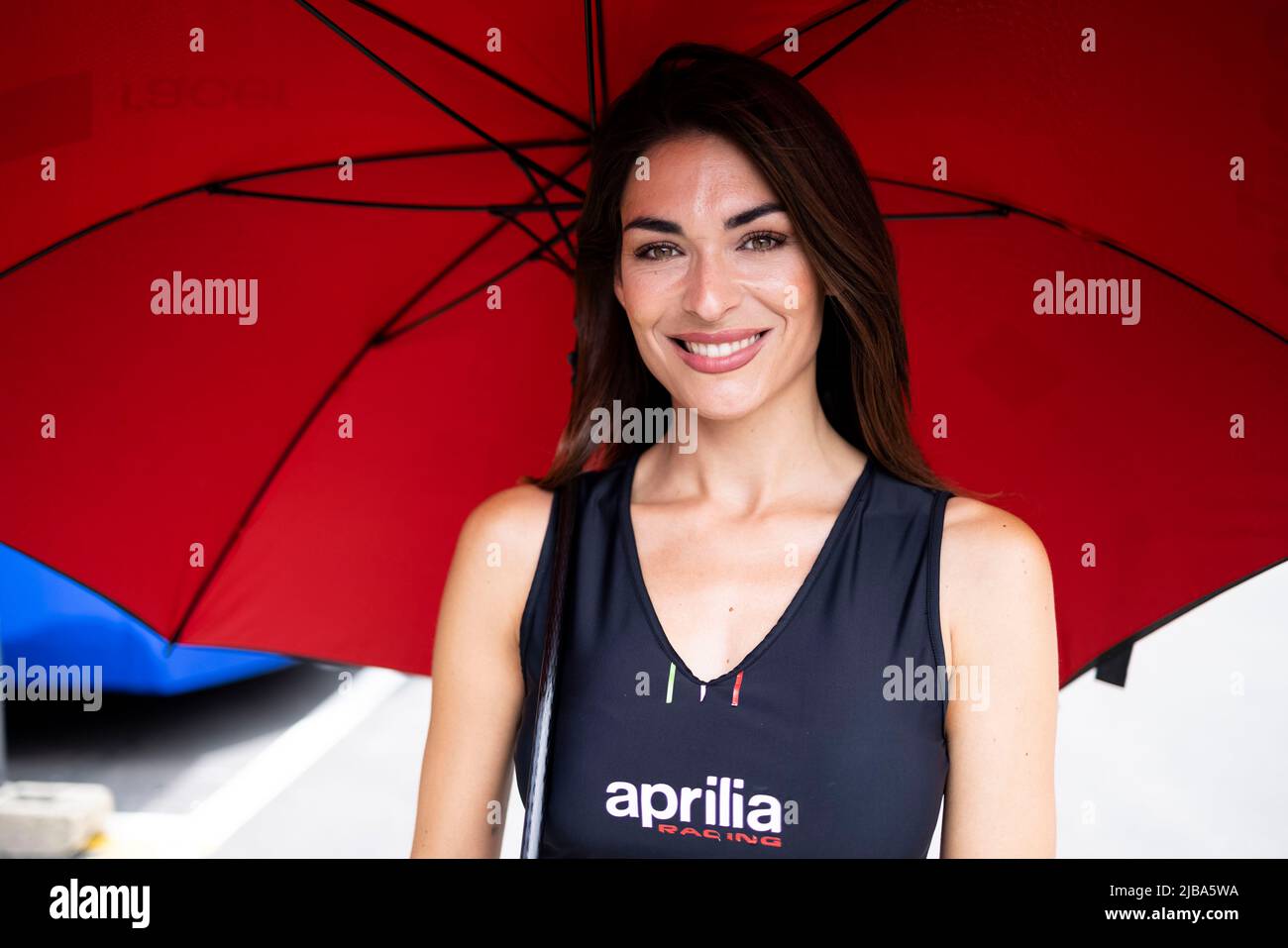 4th juin 2022; Circuito de Catalunya, Montmelo, Barcelone, Espagne: Gran PPremi Monster Energy de Catalunya, MotoGP d'Espagne, sessions de qualification: Une jeune fille de paddle MotoGP pose pendant la pratique libre Banque D'Images