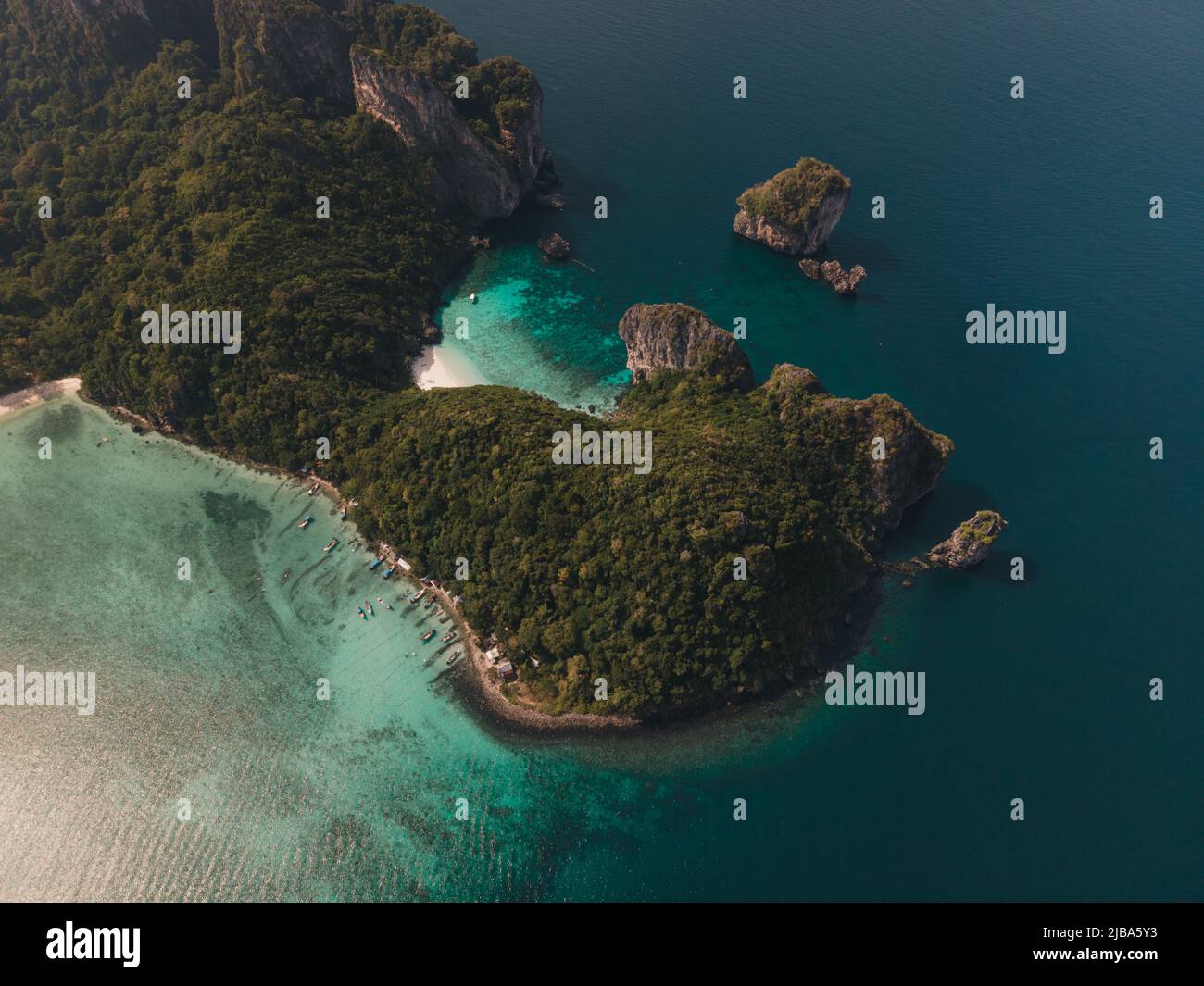 Vue aérienne des eaux turquoise autour de l'île de Koh Phi Phi Don Banque D'Images
