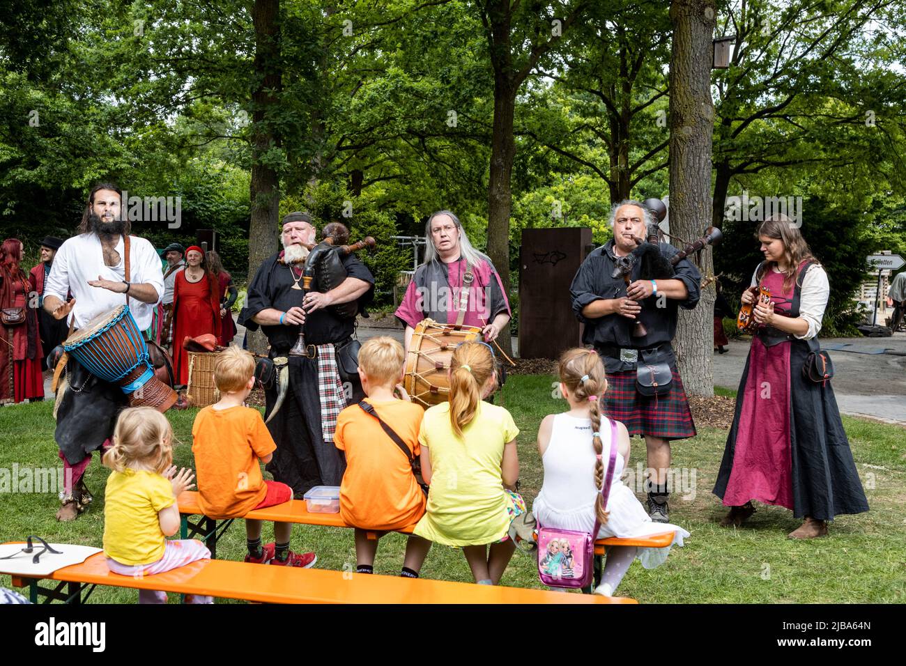 Pfingst-Spektakulum à Muelheim an der Ruhr, Allemagne. Événement avec un tournoi de chevaliers médiévaux avec camp et marché de l'artisanat à Müga-Park près du château Schloss Broich. Banque D'Images