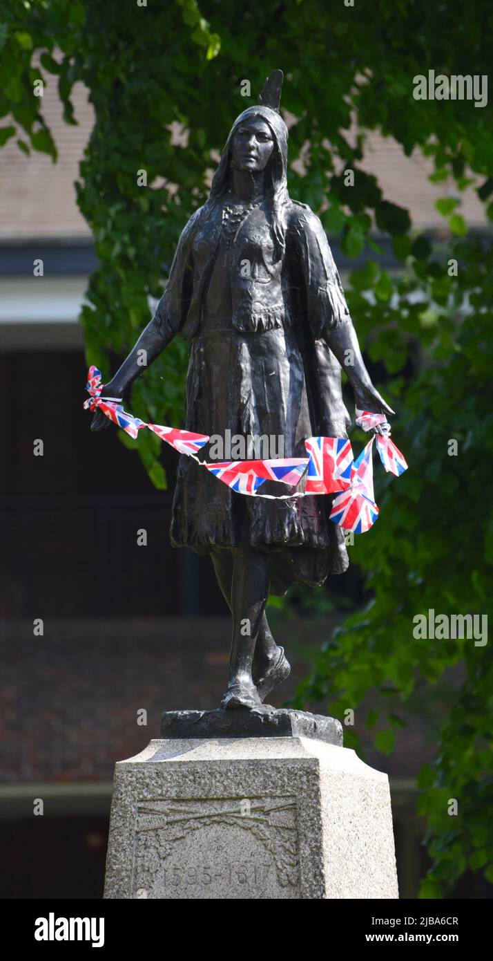 04/06/2022 Gravesend UK Un hommage de la princesse à une reine. La célèbre statue de la princesse Pocahontas de Gravesend, située dans les jardins de l'église Saint-Georges, a été Banque D'Images