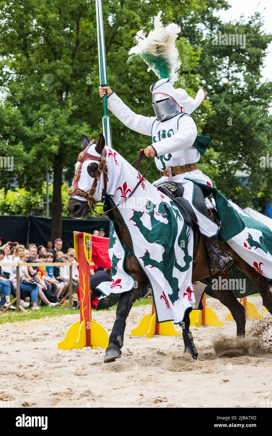 Pfingst-Spektakulum à Muelheim an der Ruhr, Allemagne. Chevaliers à cheval. Événement avec un tournoi de chevaliers médiévaux avec camp et marché de l'artisanat à Müga-Park près du château Schloss Broich. Banque D'Images