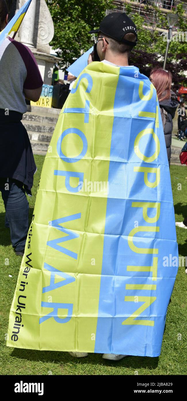 Manchester, Royaume-Uni, 4th juin 2022. Un manifestant porte le drapeau ukrainien « STOP à la guerre de Poutine ». Rassemblement anti-guerre « Stand with Ukraine », une protestation contre l’invasion russe de l’Ukraine à Piccadilly Gardens, centre de Manchester, Angleterre, Royaume-Uni, îles britanniques. C'est le seizième samedi que la manifestation a eu lieu. Les manifestations sont organisées par le Centre culturel ukrainien 'dnipro' Manchester. Crédit : Terry Waller/Alay Live News Banque D'Images