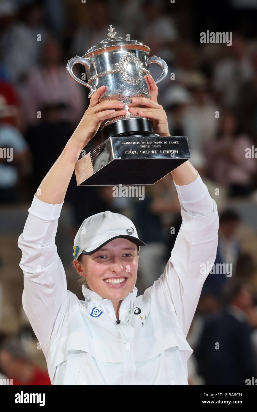 Paris, France. 04th juin 2022. IGA Swiatek de Pologne a remporté son trophée alors qu'elle célèbre sa victoire contre US Coco Gauff à la fin de leur match final à l'Open de tennis de Roland Garros près de Paris, France, samedi, 4 juin 2022. Swiatek remporte le titre 6-1, 6-3. Photo de Maya Vidon-White/UPI crédit: UPI/Alay Live News Banque D'Images