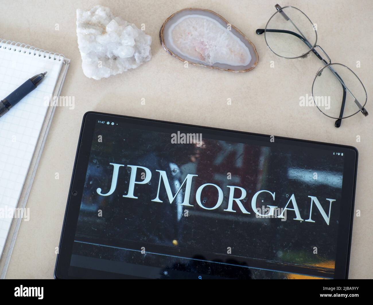 Allemagne. 4th juin 2022. Dans cette illustration de photo un J.P. Logo Morgan & Co affiché sur une tablette. (Credit image: © Igor Golovniov/SOPA Images via ZUMA Press Wire) Banque D'Images