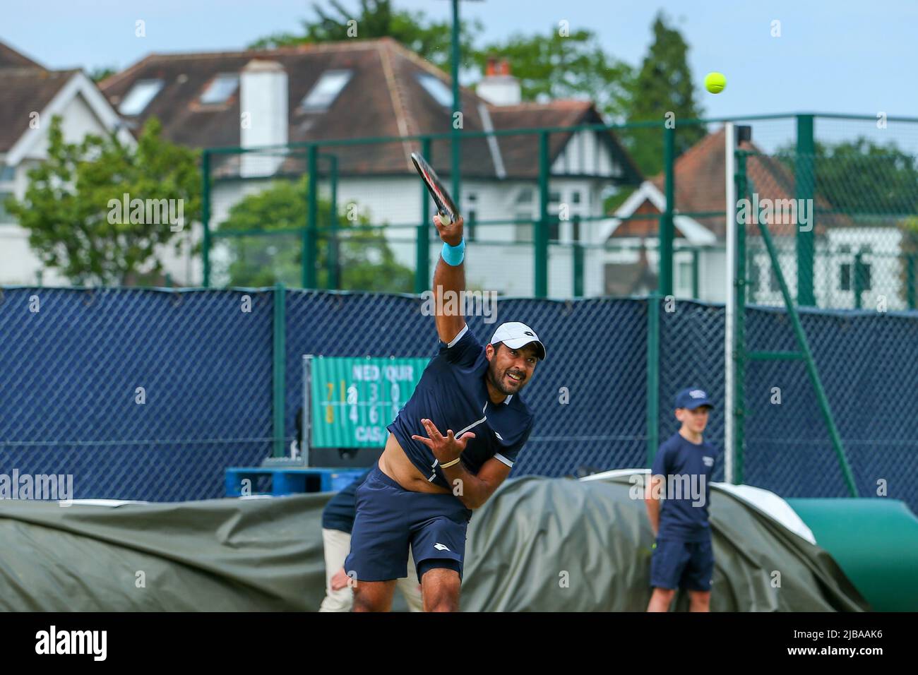 4th juin 2022 ; Surbiton raquette & amp ; Fitness Club, Surbiton, Londres, Angleterre: Trophée Surbiton Tournoi de tennis, mi-finale hommes; AISAM-ul-Haq Qureshi (PAK) sert à Julian Cash (GBR) et Henry Patten (GBR) dans son match avec son partenaire Aleksandr Nedovyesov (KAZ) . Banque D'Images