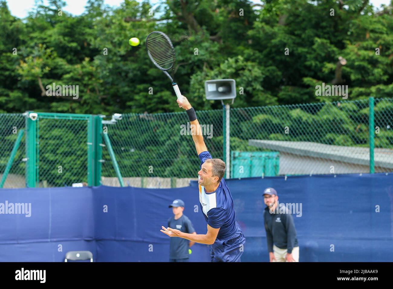 4th juin 2022 ; Surbiton raquette & amp ; Fitness Club, Surbiton, Londres, Angleterre: Tournoi de tennis Surbiton Trophy, demi-finale hommes; Aleksandr Nedovyesov (KAZ) sert à Julian Cash (GBR) et Henry Patten (GBR) dans son match avec le partenaire AISAM-ul-Haq Qureshi (PAK). Banque D'Images