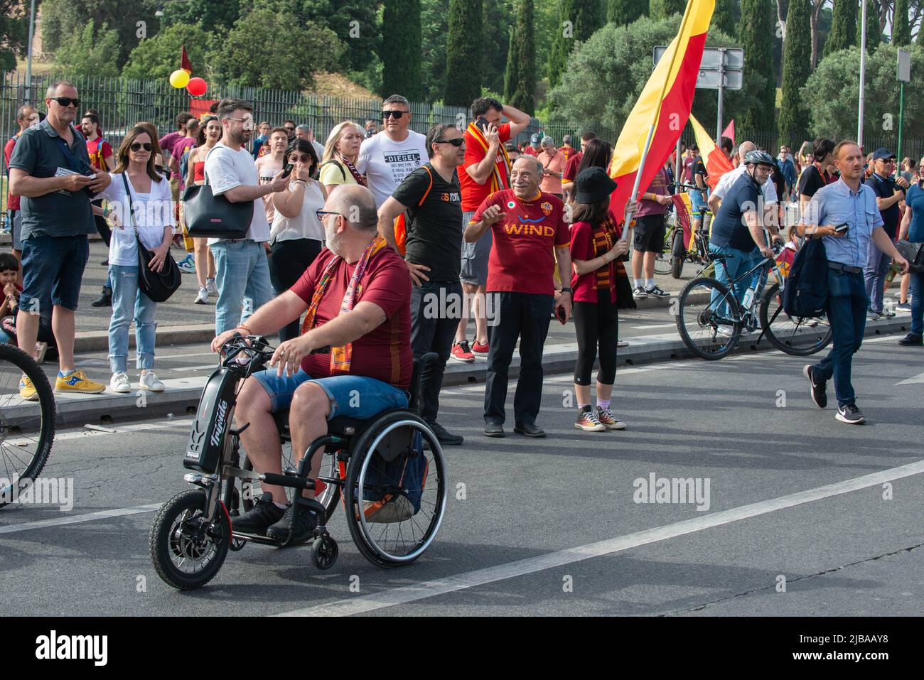 Rome, Italie 26/05/2022: EN TANT que supporters roms assistent à la parade d'un joueur de bus un jour après avoir remporté le match final de la Ligue des conférences de l'UEFA. © Andrea Sabbadini Banque D'Images Rome, Italie 26/05/2022: EN TANT que supporters roms assistent à la parade d'un joueur de bus un jour après avoir remporté le match final de la Ligue des conférences de l'UEFA. © Andrea Sabbadini Banque D'Images