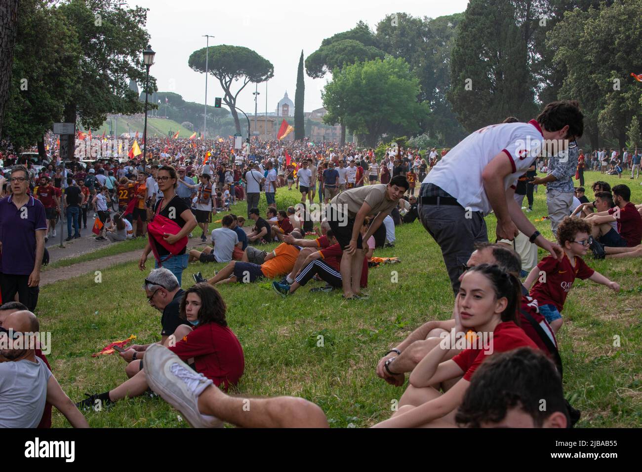 Rome, Italie 26/05/2022: EN TANT que supporters roms assistent à la parade d'un joueur de bus un jour après avoir remporté le match final de la Ligue des conférences de l'UEFA. © Andrea Sabbadini Banque D'Images