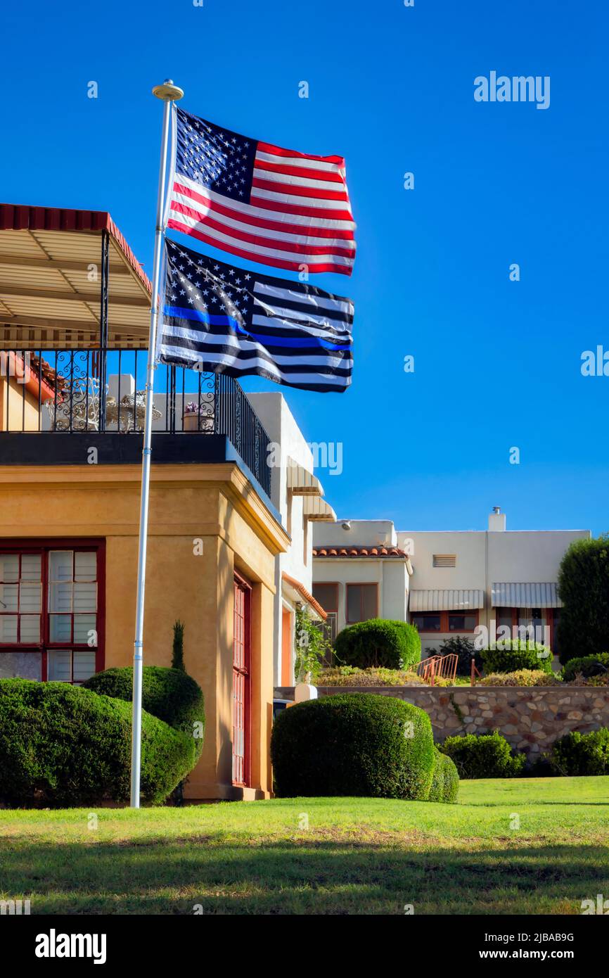 Le soleil matinal réchauffe les drapeaux américains et Thin Blue Line volant fièrement dans le quartier historique de Manhattan Heights d'El Paso, Texas. Banque D'Images
