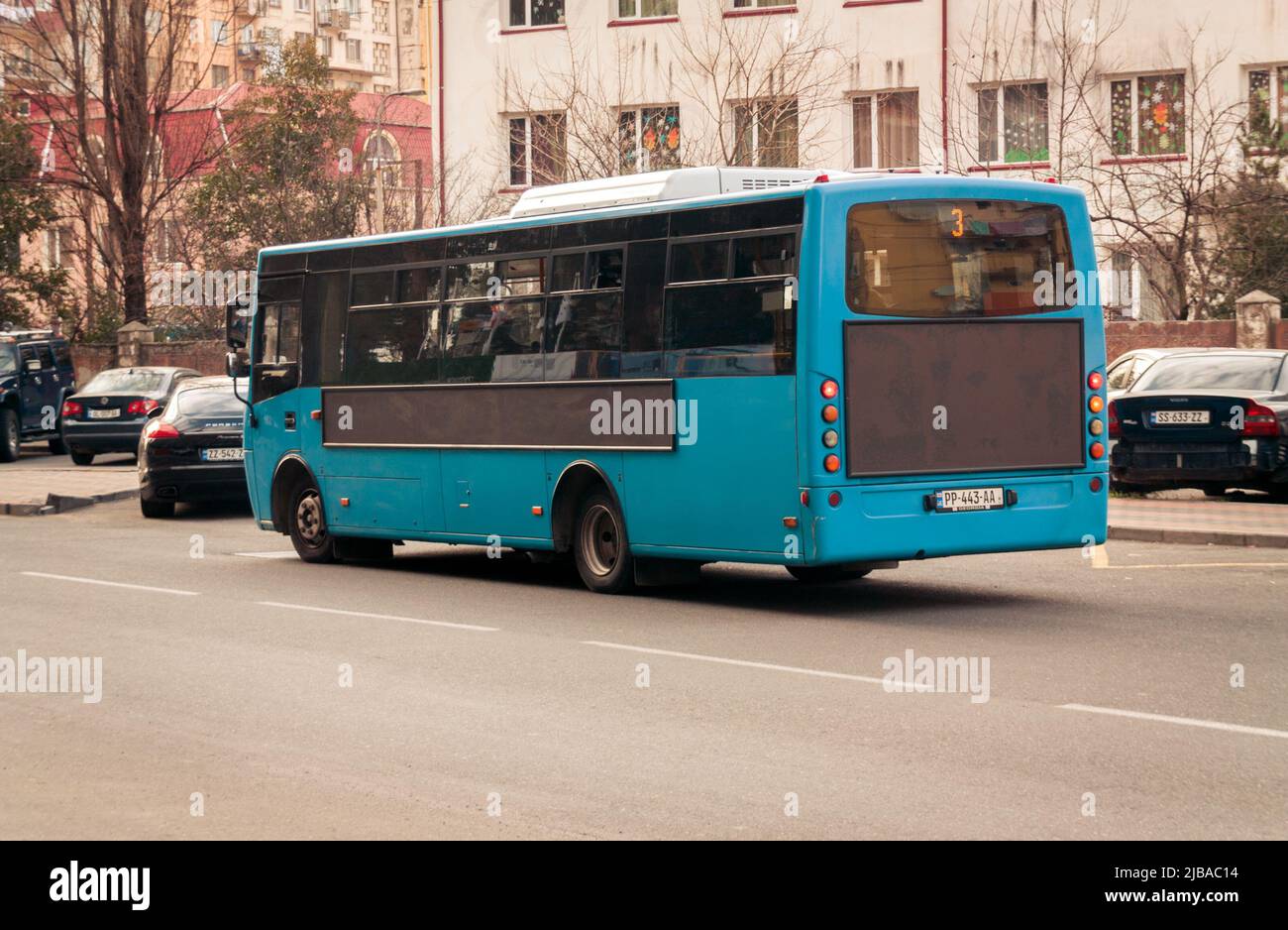 Batumi. Géorgie - 3 février 2022: Bus municipal dans les rues de Batumi Banque D'Images