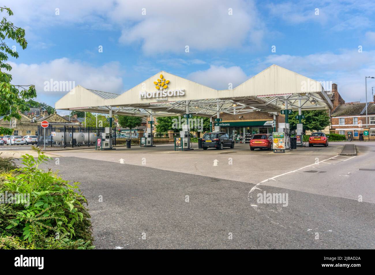Voitures à la station-service d'a Morrison à côté d'un supermarché à Norfolk. Banque D'Images