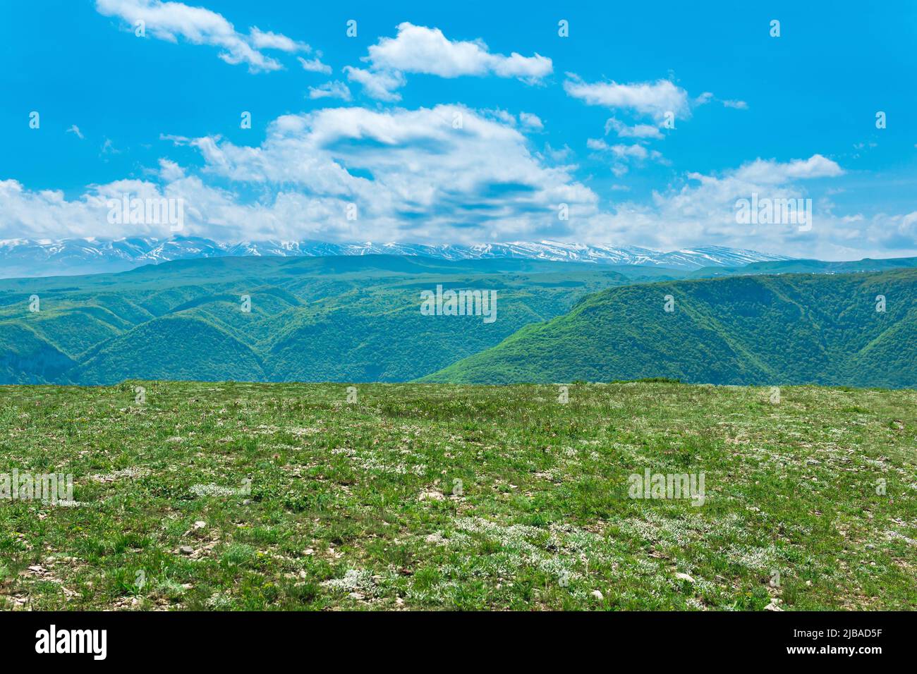 paysage sur un plateau de montagne et une chaîne de montagne enneigée au loin Banque D'Images