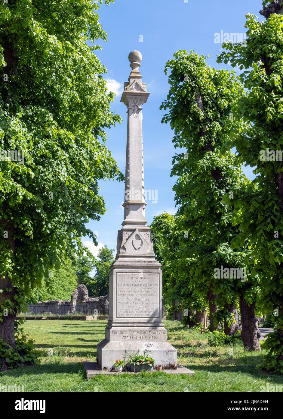 Fontaine victorienne, maintenant utilisée comme jardinière, dans Abbey Gardens, Bury St Edmunds. Le pilier sculpté avec cadran solaire était un cadeau du Marquis de Bristol. Banque D'Images
