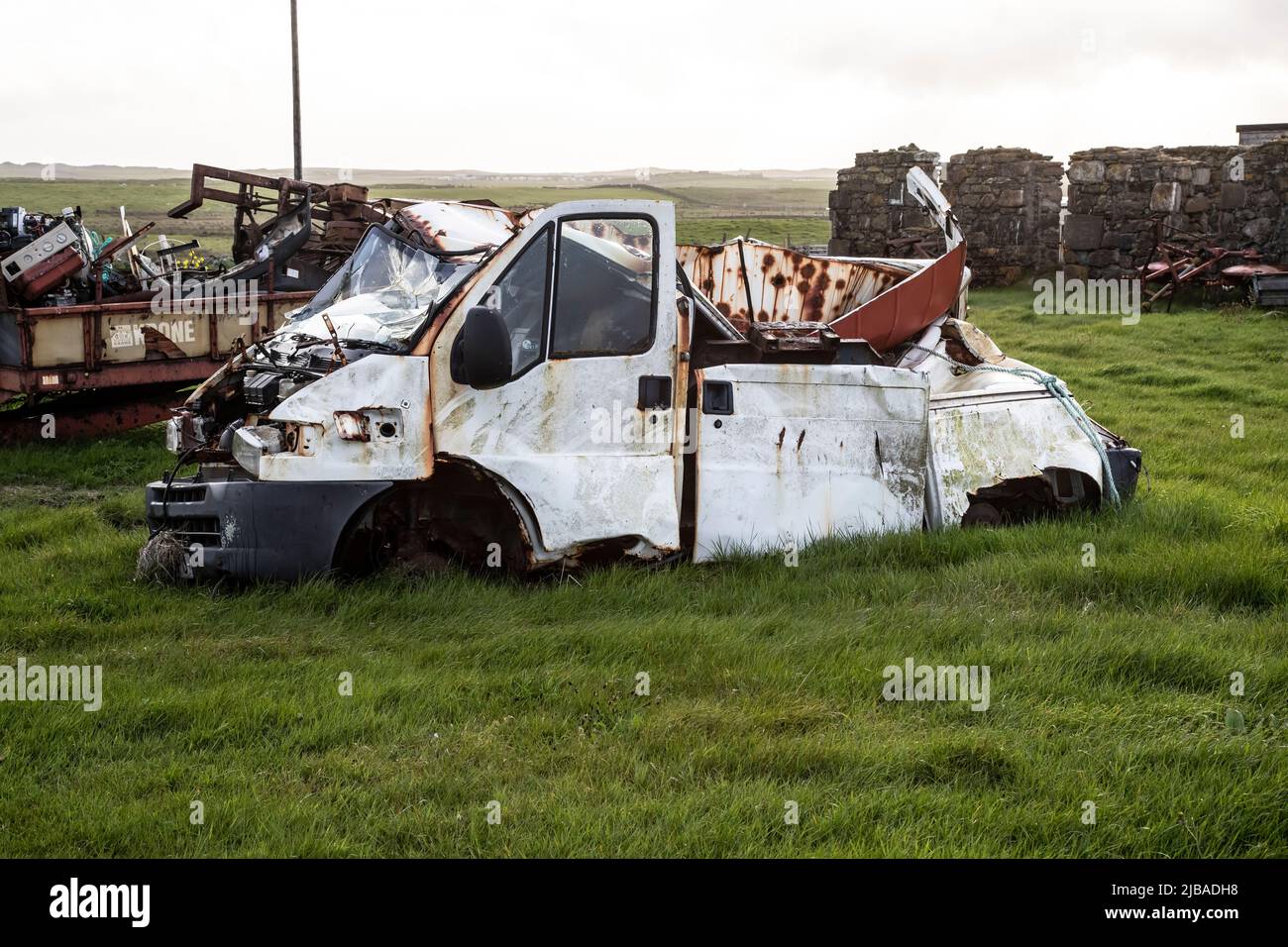 Épave d'une fourgonnette blanche abandonnée sur North Uist, Outer Hebrides, Écosse Banque D'Images