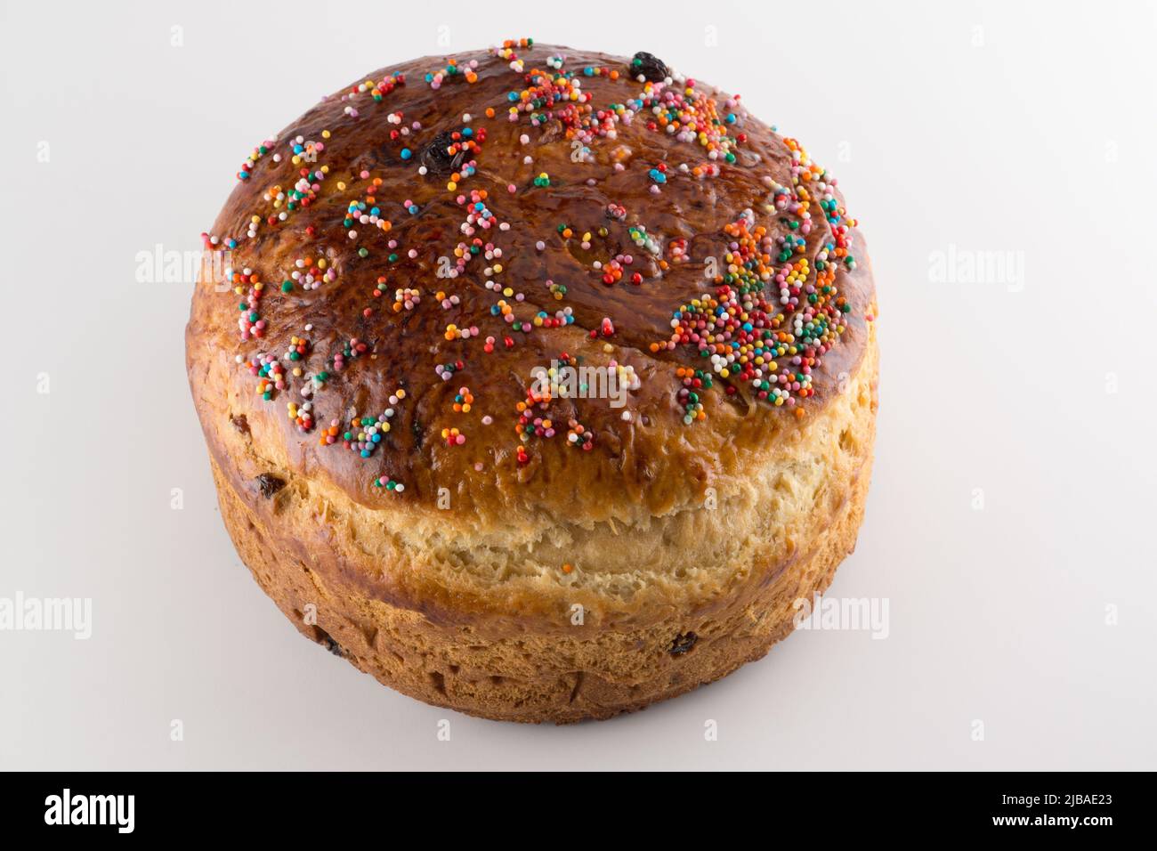 Petit pain de Pâques rond parfumé avec des saupoudrés de couleur Banque D'Images