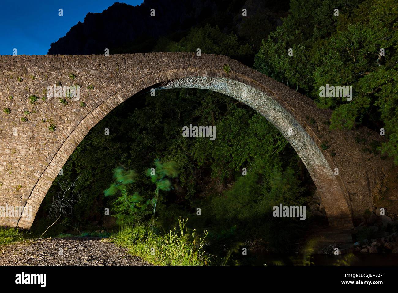 Pont voûté de la rivière Portaikos, Pyli, Thessalie, Grèce Banque D'Images