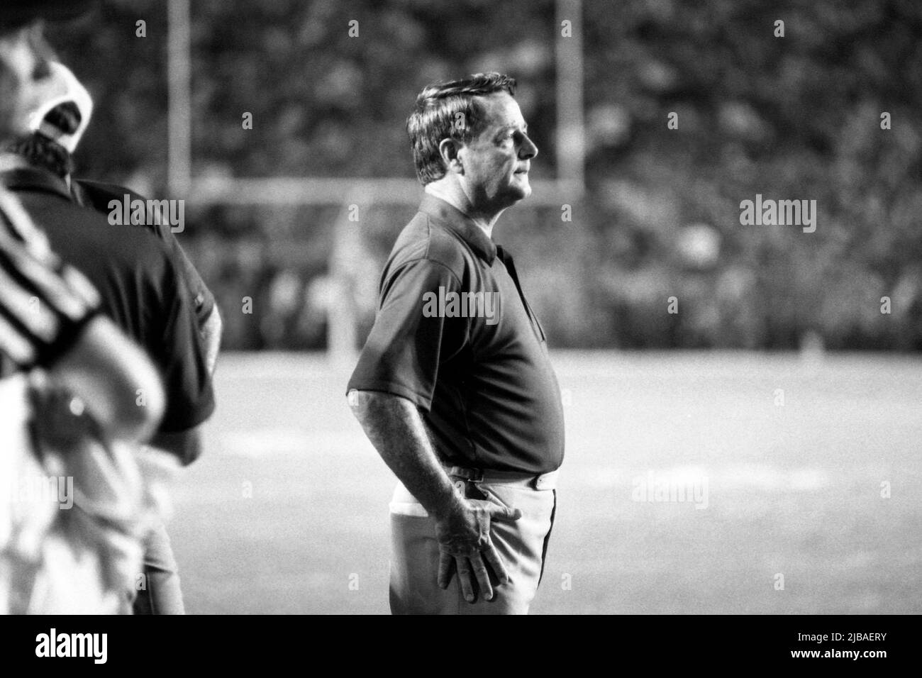 Bobby Bowden, entraîneur de football universitaire légendaire, regarde de côté pendant le match de l'USF/Auburn sur 13 octobre 1984, dans le stade Doak Campbell de l'université d'État de Floride. (ÉTATS-UNIS) Banque D'Images