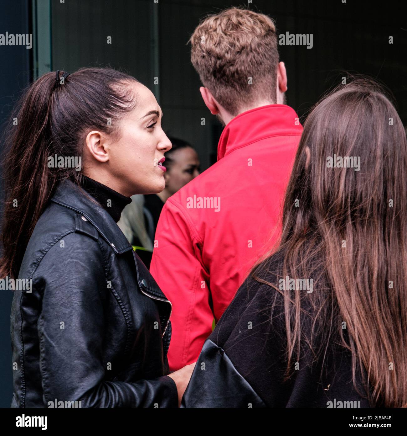 Epsom Surrey, Londres, Royaume-Uni, 04 juin 2022, deux amies qui parlent en portant des manteaux noirs et des cheveux longs Banque D'Images