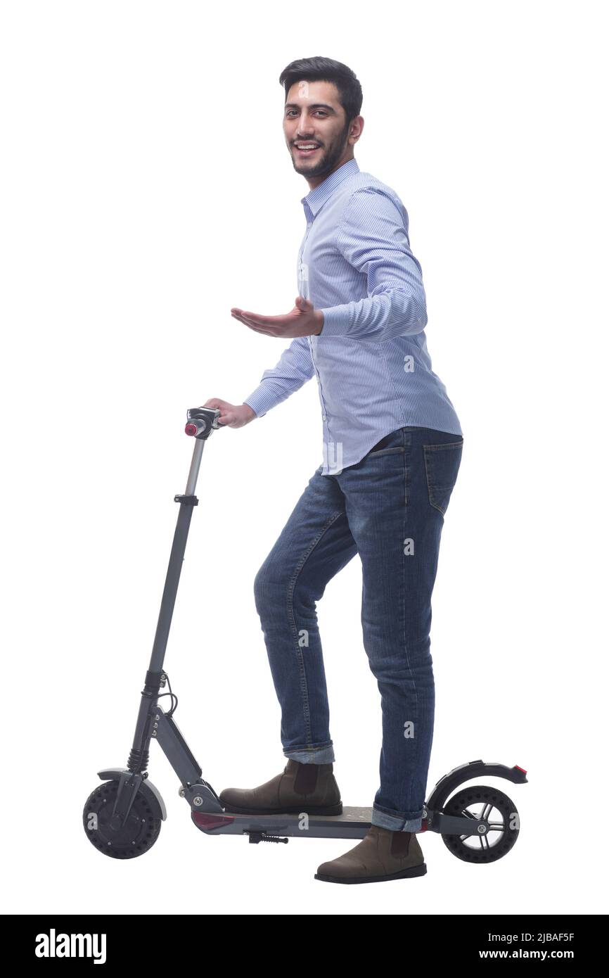 vue latérale. jeune homme attrayant avec un scooter électrique. Banque D'Images