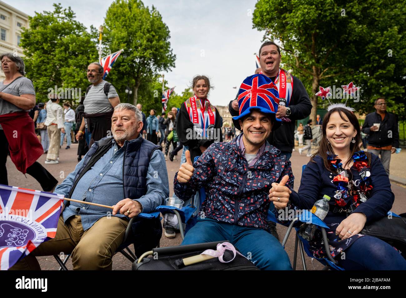 Londres, Royaume-Uni. 4 juin 2022. Les gens du centre commercial regardent Platinum Party au Palace, un concert en direct devant Buckingham Palace le troisième jour des célébrations du Jubilé de platine de la Reine. Les grands écrans vidéo affichent l'action sur scène. Credit: Stephen Chung / Alamy Live News Banque D'Images