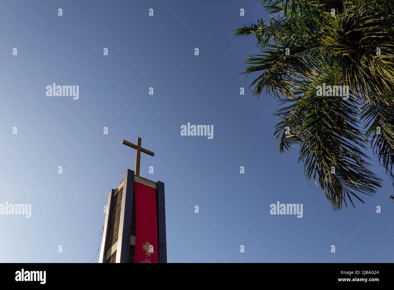 Goiania, Goiás, Brésil – 04 juin 2022 : détail de l'église de Goiânia, appelée notre Dame de la Rose mystique. Paróquia Nossa Senhora Rosa Mística. Banque D'Images