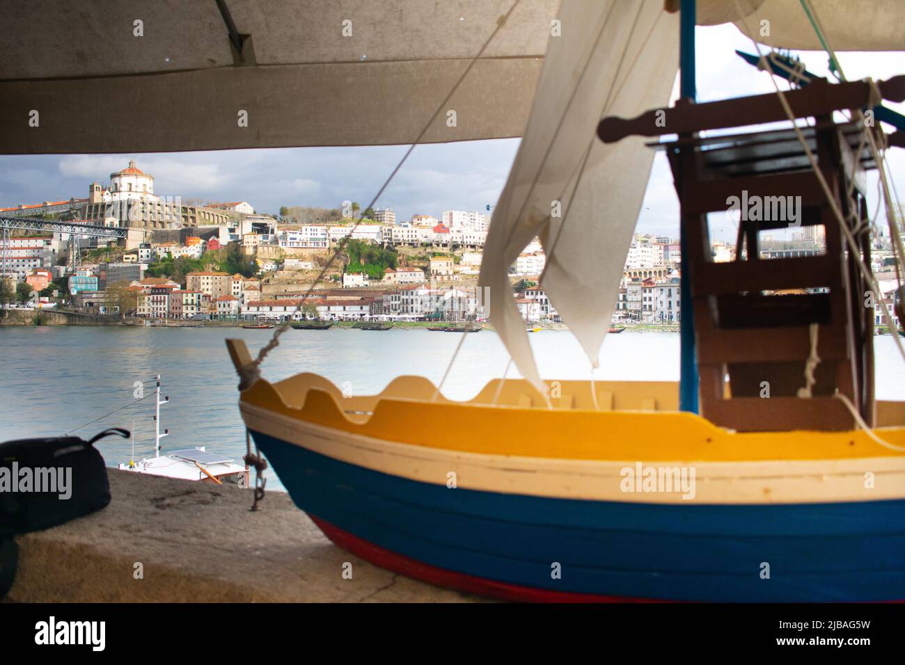 Réplique en bois du voilier utilisé pour transporter le vin du port avec Rio Douro et Porto port en arrière-plan Banque D'Images