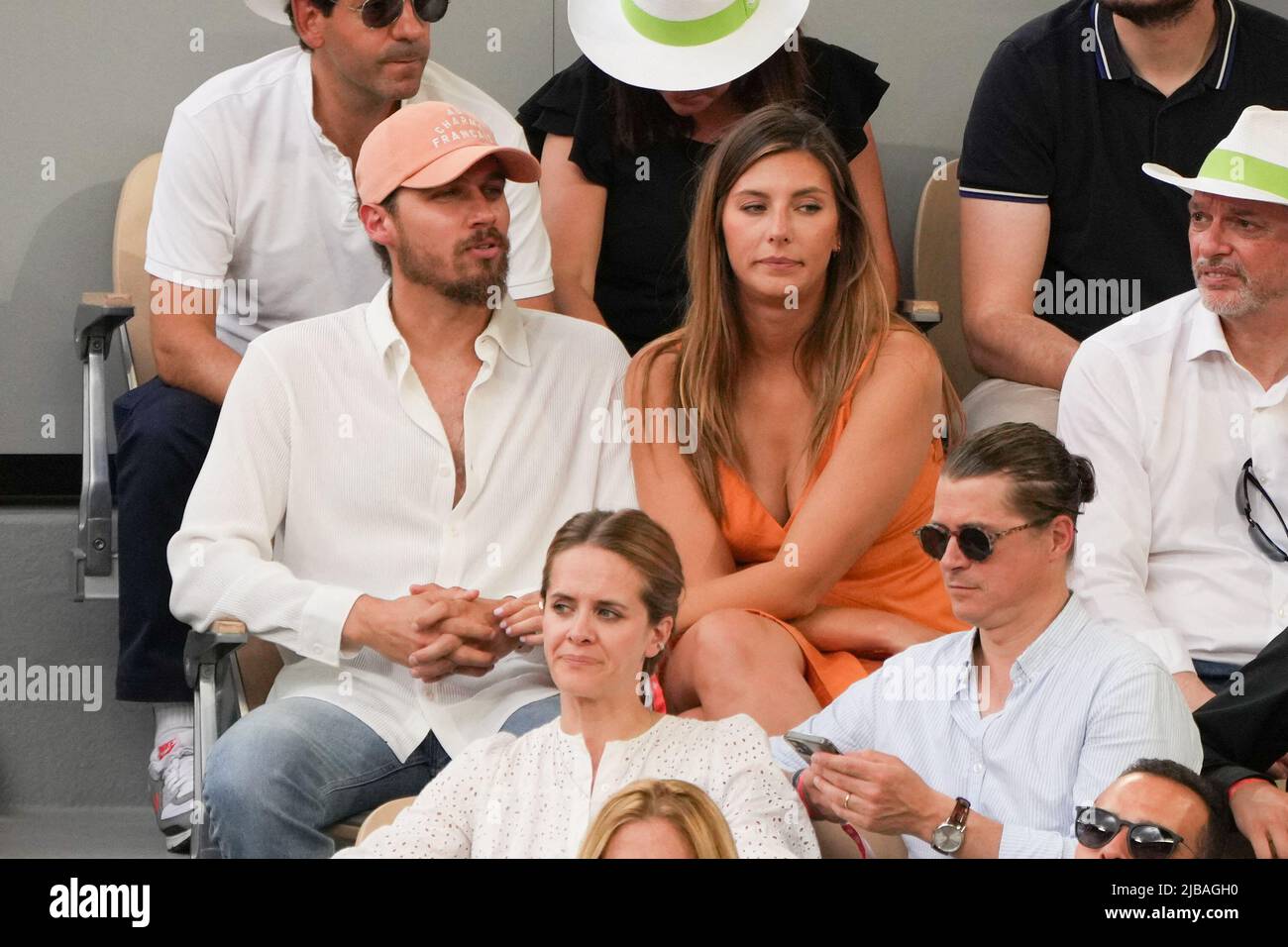 Camille Cerf, Theo Fleury dans les stands lors de l'ouverture française